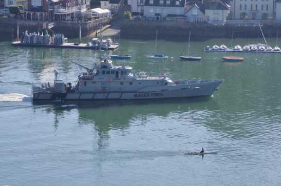 18 July 2021 - 08-31-04
Seems unfair. There can only be one winner. The Border Force cutter, HMC Seeker departs after an overnight stay. Whilst a solitary rower tries not to attract attention.
-------------------
Border Force vessel HMC Seeker & rower